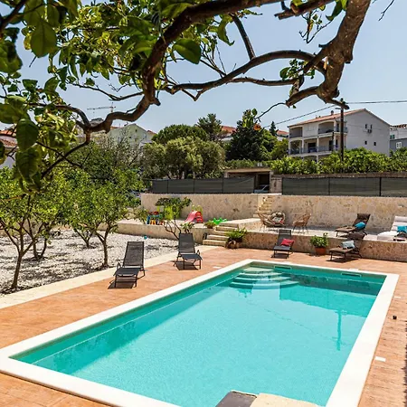 3 Bedroom Stunning In Okrug Gornji Apartment Trogir