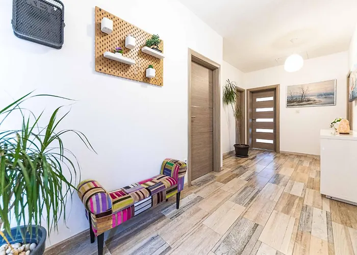 3 Bedroom Stunning In Okrug Gornji Apartment