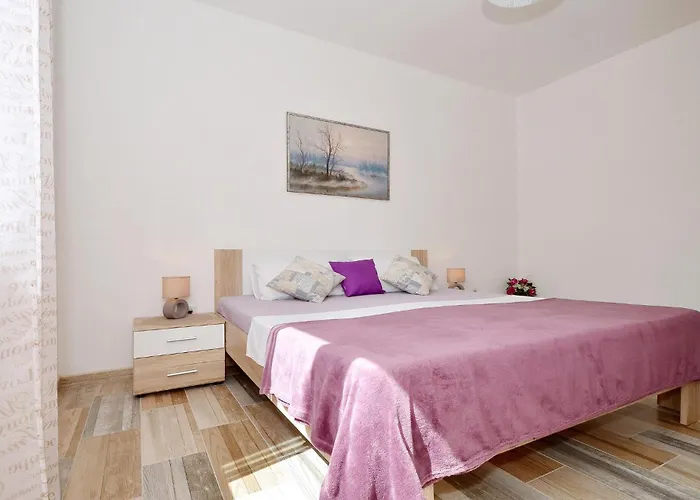 3 Bedroom Stunning In Okrug Gornji Apartment *