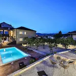 3 Bedroom Stunning In Okrug Gornji