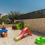 Apartman 3 Bedroom Stunning In Okrug Gornji *