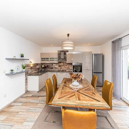 Apartament Lovely In Okrug Gornji