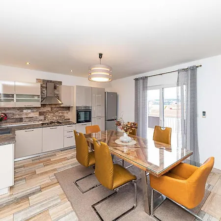 Lovely In Okrug Gornji Apartament Trogir