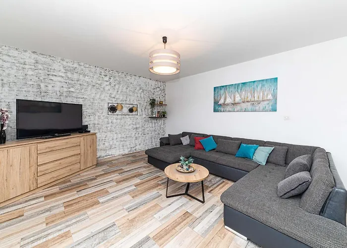 Appartement 3 Bedroom Stunning In Okrug Gornji Trogir