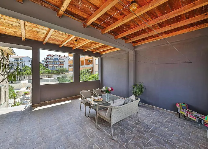3 Bedroom Stunning In Okrug Gornji Appartement Trogir