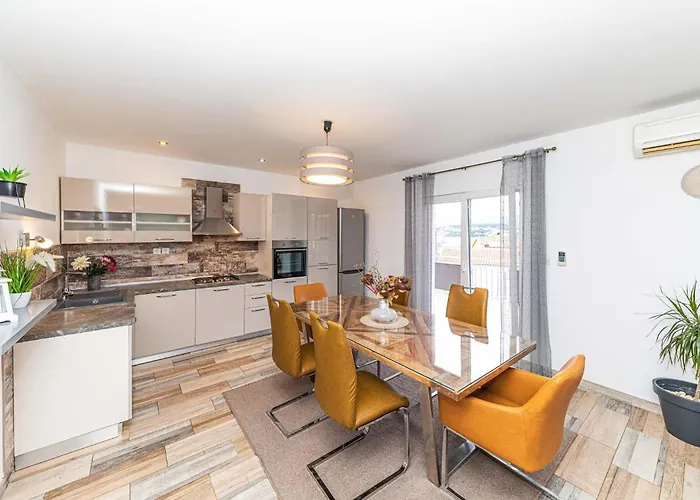 3 Bedroom Stunning In Okrug Gornji Appartement Trogir