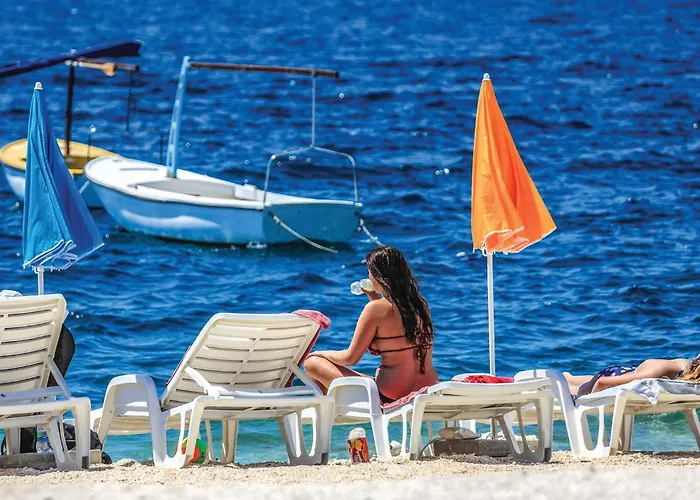 Apartmán 3 Bedroom Stunning In Okrug Gornji