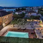 3 Bedroom Stunning In Okrug Gornji トロギール