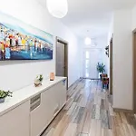アパート 3 Bedroom Stunning In Okrug Gornji トロギール